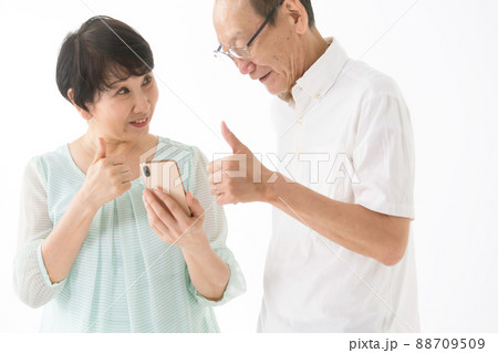 シニア夫婦　スマホ　楽しい 88709509