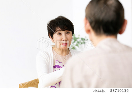 話し合うシニア夫婦 88710156