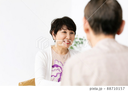 話し合うシニア夫婦 話し合うシニア夫婦 88710157