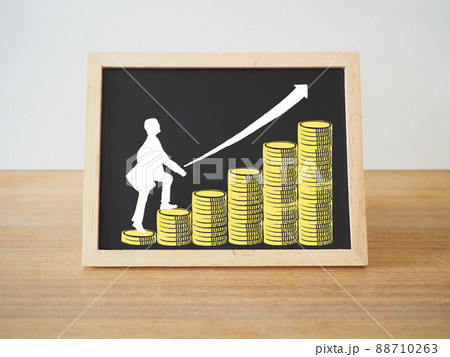 キャリアアップする男性のイメージ図 88710263