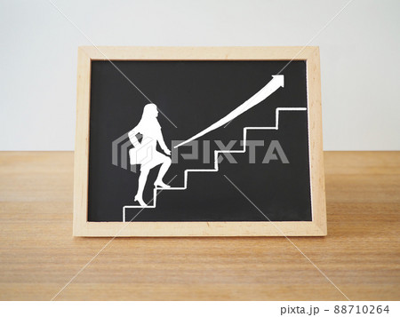 キャリアアップする女性のイメージ図 キャリアアップする女性のイメージ図 88710264