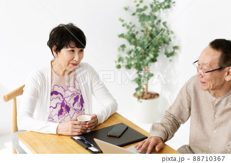 シニア夫婦 パソコン 勉強 シニア夫婦 パソコン 勉強 88710367