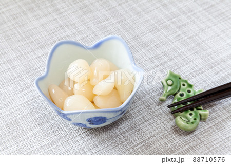 小鉢に入ったラッキョウの甘酢漬け、家庭料理 88710576