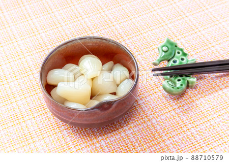 小鉢に入ったラッキョウの甘酢漬け、家庭料理 88710579