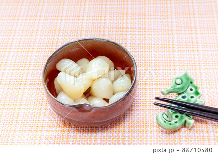 小鉢に入ったラッキョウの甘酢漬け、家庭料理 88710580