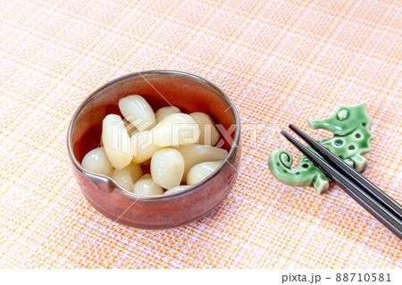 小鉢に入ったラッキョウの甘酢漬け、家庭料理 88710581