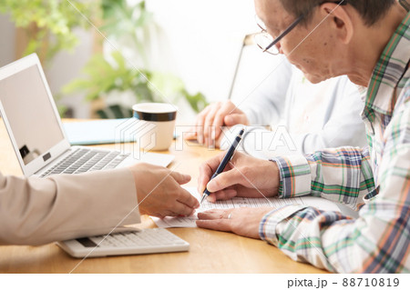 説明を受けるシニア夫婦　就活　相続 88710819