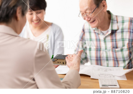 説明を受けるシニア夫婦 就活 相続 説明を受けるシニア夫婦 就活 相続 88710820