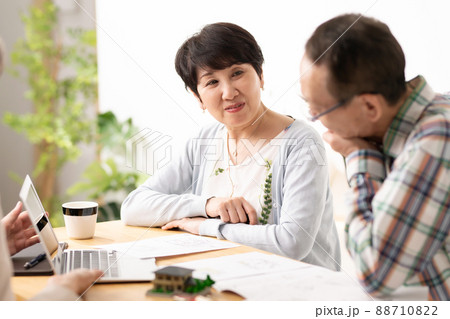 説明を受けるシニア夫婦 就活 相続 説明を受けるシニア夫婦 就活 相続 88710822