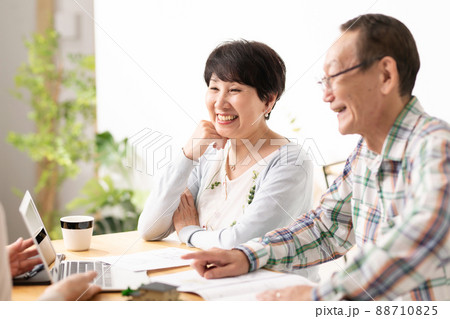 説明を受けるシニア夫婦 就活 相続 説明を受けるシニア夫婦 就活 相続 88710825