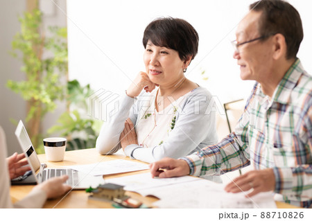 説明を受けるシニア夫婦 就活 相続 説明を受けるシニア夫婦 就活 相続 88710826