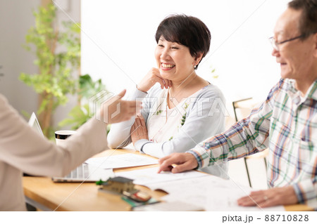 説明を受けるシニア夫婦 就活 相続 説明を受けるシニア夫婦 就活 相続 88710828