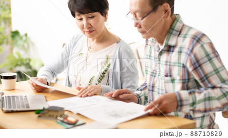 説明を受けるシニア夫婦　就活　相続 88710829