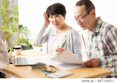 説明を受けるシニア夫婦 就活 相続 説明を受けるシニア夫婦 就活 相続 88710831