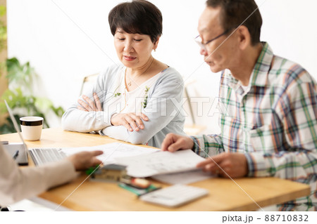 説明を受けるシニア夫婦 就活 相続 説明を受けるシニア夫婦 就活 相続 88710832