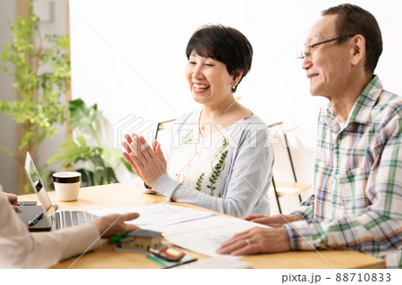 説明を受けるシニア夫婦　就活　相続 88710833