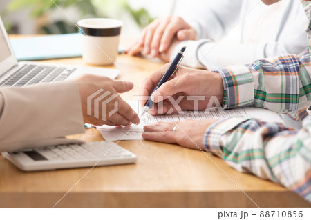 シニア夫婦　終活　手元　顔無し 88710856