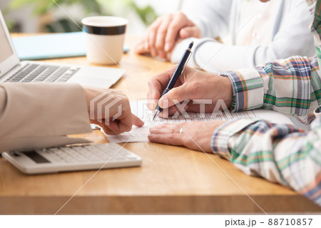 シニア夫婦　終活　手元　顔無し 88710857