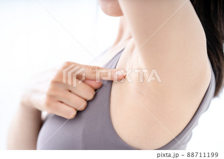 脇の下を確認する女性【パーツカット】 88711199