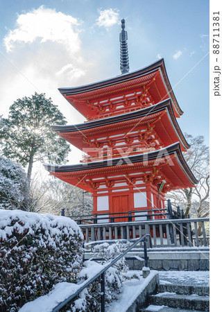 京都東山・清水寺子安堂と雪景色の境内に朝日が昇る風景 88711381