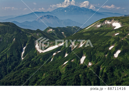 北アルプス・鷲羽岳から見る双六小屋と焼岳・乗鞍岳 88711416