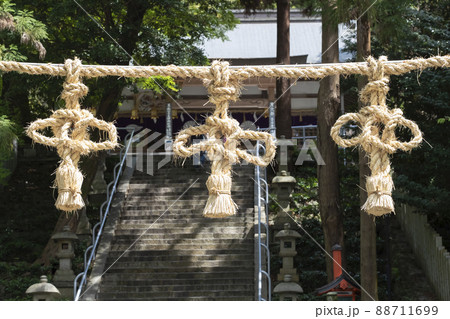 大阪府東大阪市出雲井町にある枚岡神社のしめ縄 大阪府東大阪市出雲井町にある枚岡神社のしめ縄 88711699