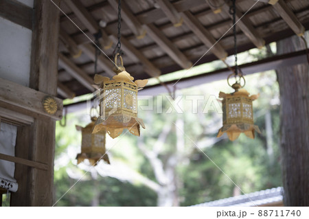 大阪府東大阪市出雲井町にある枚岡神社の燈籠 大阪府東大阪市出雲井町にある枚岡神社の燈籠 88711740