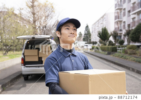 荷物を届ける宅配便の男性 荷物を届ける宅配便の男性 88712174