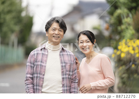 カメラ目線で笑顔のアラフィフの夫婦 ポートレート カメラ目線で笑顔のアラフィフの夫婦 ポートレート 88712270