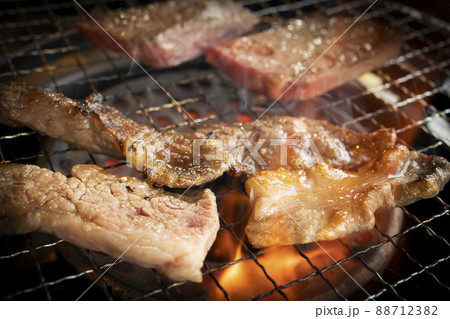 ロースターで焼くジューシーな高級焼肉黒毛和牛【特上バラ】 ロースターで焼くジューシーな高級焼肉黒毛和牛【特上バラ】 88712382