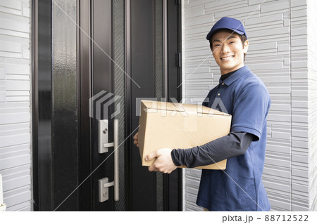 荷物を届ける宅配便の男性 荷物を届ける宅配便の男性 88712522