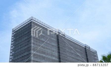 マンションの改修工事の足場 マンションの改修工事の足場 88713207