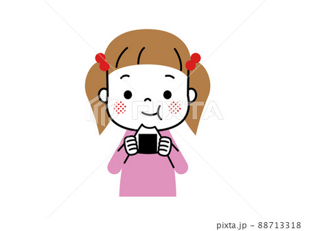 おにぎりをもぐもぐと食べている女の子 88713318