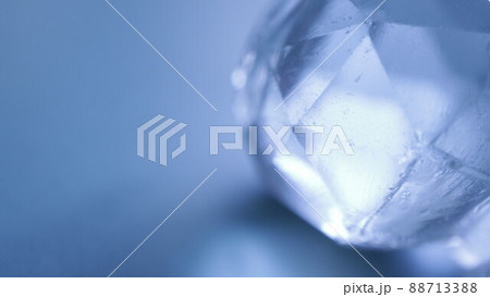 青く冷たい雰囲気のガラスのシンプルな素材 88713388