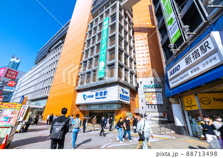 日本の東京都市景観 小田急新宿駅や京王線新宿駅などを望む・奥に東急歌舞伎町タワーが見えるようになった 日本の東京都市景観 小田急新宿駅や京王線新宿駅などを望む・奥に東急歌舞伎町タワーが見えるようになった 88713498