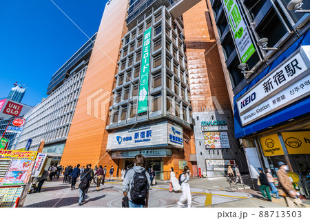 日本の東京都市景観 小田急新宿駅や京王線新宿駅などを望む・奥に東急歌舞伎町タワーが見えるようになった 日本の東京都市景観 小田急新宿駅や京王線新宿駅などを望む・奥に東急歌舞伎町タワーが見えるようになった 88713503