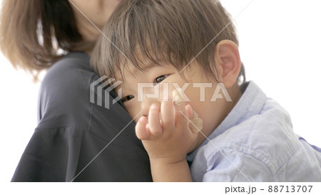 泣く男の子を抱きしめるお母さん 泣く男の子を抱きしめるお母さん 88713707