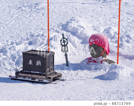 賽銭箱と肩まで雪に埋もれた地蔵尊 (山形県、地蔵岳山頂) 88713769