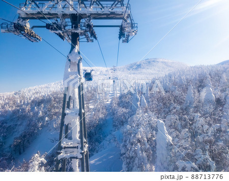 樹氷原の上空を通るロープウェイ (山形県、蔵王温泉スキー場) 樹氷原の上空を通るロープウェイ (山形県、蔵王温泉スキー場) 88713776