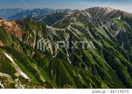 北アルプス・鷲羽岳から野口五郎岳と後立山連峰の眺め 88714070