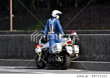 交通監視する警視庁第二交通機動隊の白バイ 交通監視する警視庁第二交通機動隊の白バイ 88714101