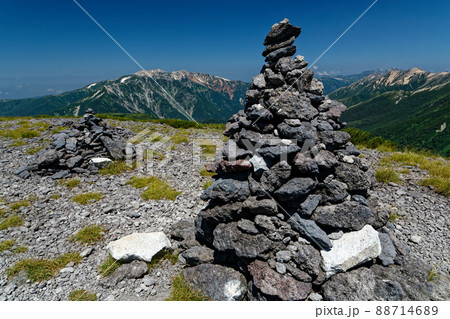 北アルプス・祖父岳のケルンと薬師岳の眺め 88714689