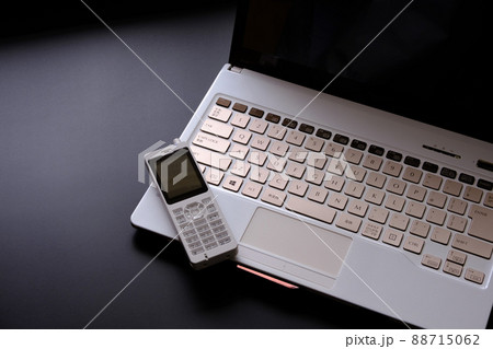 PHS　携帯電話　パソコン　ビジネスイメージ 88715062
