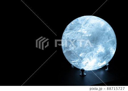 白く光る水晶玉 88715727