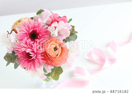 ガーベラとラナンキュラス 88716182