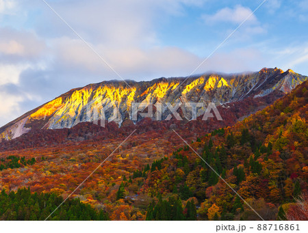秋の大山南壁、鍵掛峠(大山展望台) 88716861