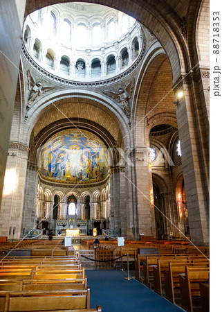 モンマルトルの丘に建つサクレ・クール寺院(パリ フランス) モンマルトルの丘に建つサクレ・クール寺院(パリ フランス) 88718353