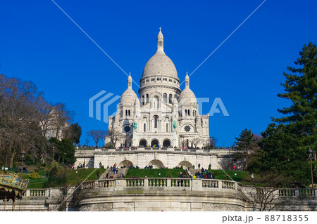 モンマルトルの丘に建つサクレ・クール寺院(パリ フランス) モンマルトルの丘に建つサクレ・クール寺院(パリ フランス) 88718355