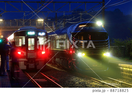 列車交換中の豪華列車と普通列車 88718825