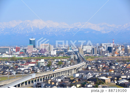 富山市街　春　呉羽山より 88719100